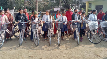 गाउँपालिकाद्वारा विपन्न र दलित छात्रालाई साइकल वितरण