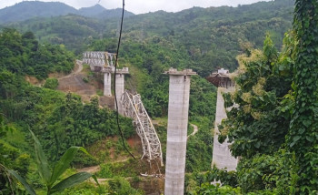 निर्माणाधीन पुल भत्किँदा १७ जनाको मृत्यु