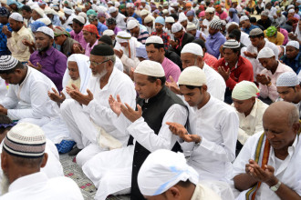 इस्लाम धर्मावलम्बीले आज 'इद' पर्व मनाउँदै