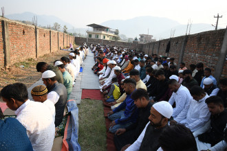 इदकाे अवसरमा सामूहिक प्रार्थना गर्दै मुस्लिम समुदाय (फाेटाे फिचर)