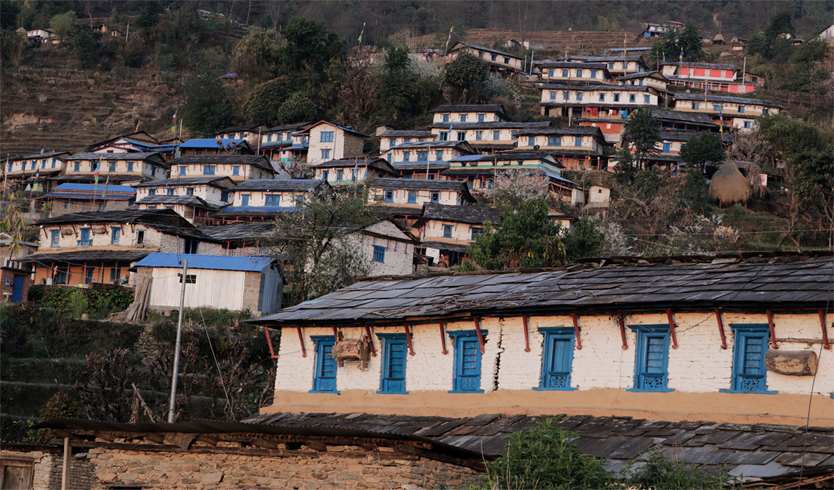 पर्वत माेदी गाउँपालिकामा अवस्थित गुरुङ समुदायका एकनासे घरहरु